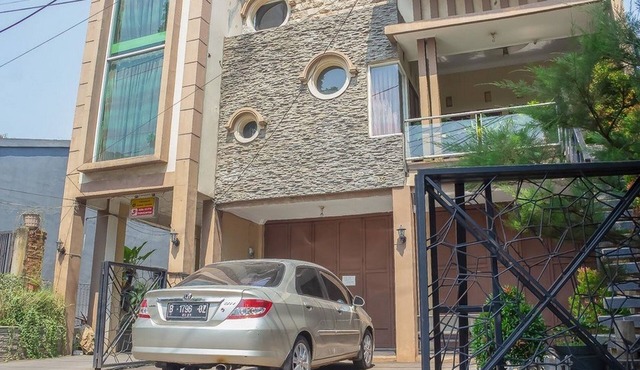 RedDoorz Syariah near Pasar Modern Cikopo