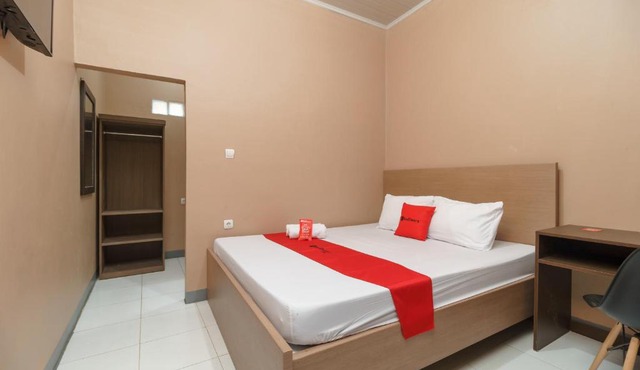 RedDoorz Syariah near Siloam Hospitals Bulak Kapal
