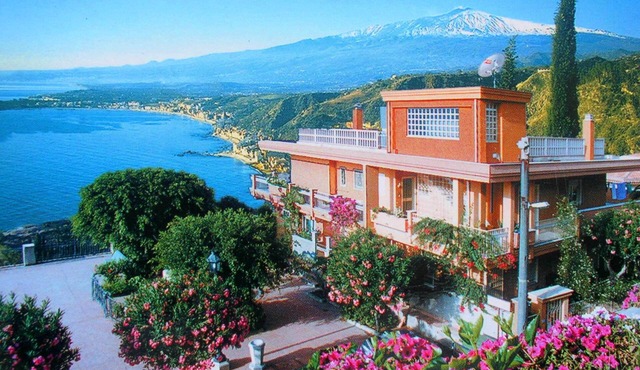Residence Schuler Apartment "The Penthouse" with sea and Mount Etna view
