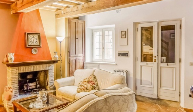Romantic 95 sqm flat on two floors (NO lift), with two bedrooms which can accommodate up to 4 people.The apartment is located in the centre (Restricted Traffic Area) in the heart of the historic centre of Urbino. The accommodation enjoys an enviable loca