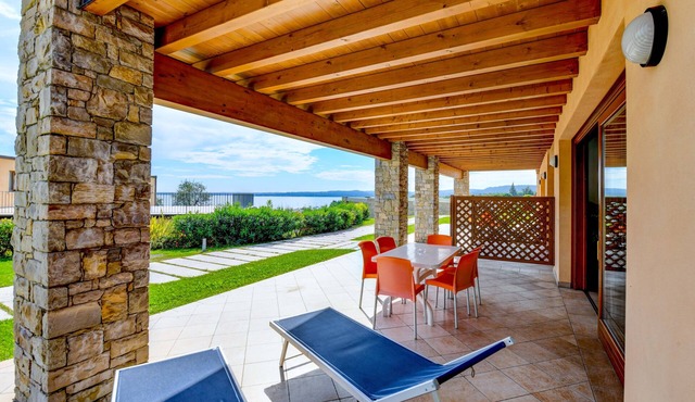 Rosa dei Venti: 1 bedroom std, lake view apartment, 2 pools, central location