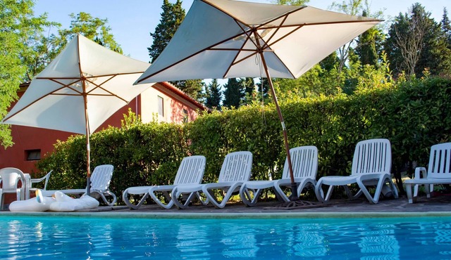 Rustikale Wohnung mit Swimmingpool in den Hügeln der Toskana by Interhome
