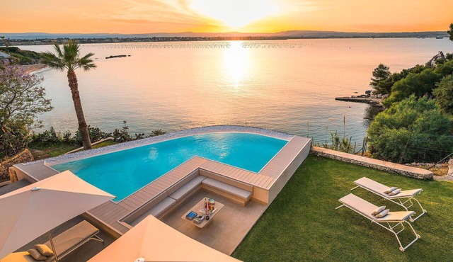 Sea Art Villa with private pool - My Rental Homes