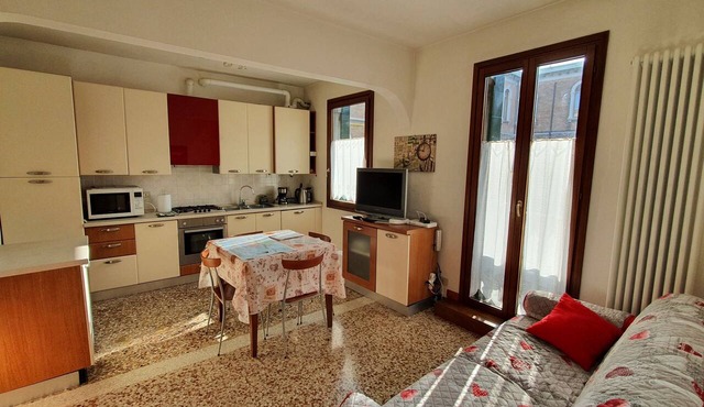 Second floor apartment with balcony and canal view IT027042C23ZLO5K7X