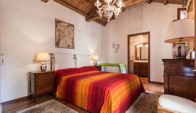 SERENISSIMA. AUTHENTIC VENICE IN QUIET COURTYARD