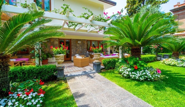 SorrentoVibes - Villa in Sorrento Center | gardens & outdoor space