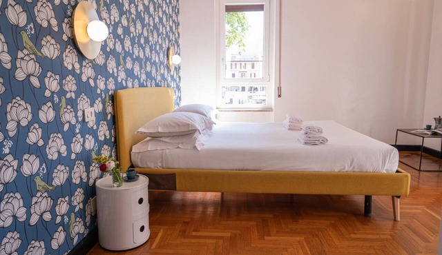 Spacious and bright apartment in the strategic point between Trastevere and Testaccio.Situated in the building on the first floor with lift and the doorman.The house has a very comfortable subdivision of the spaces offering the bedrooms their privacy.Ent