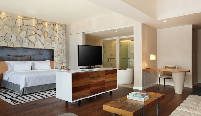 Spacious Modern Suite with Free Minibar Items (T Sand Suite38)