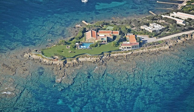 Splendid Villa pieds dans l'eau in a spectacular location by the sea