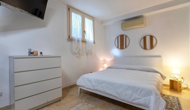 Studio Apartment 'L'Angolo Monolocale- Porto Torres' with Shared Terrace, Wi-Fi and Air Conditioning