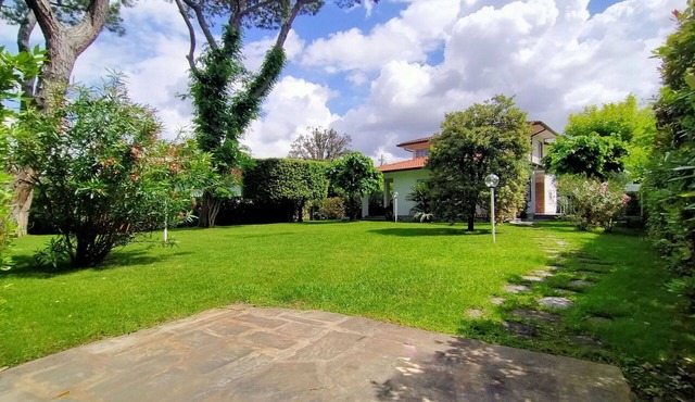 Stunning private villa for 12 people with WIFI, hot tub, A/C, TV and patio