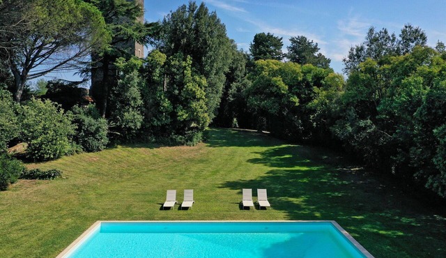Stunning private villa for 4 guests with WIFI, A/C, private pool and TV