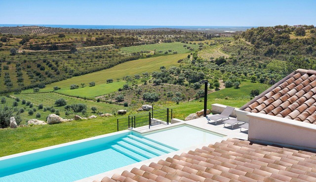 Stunning private villa for 8 guests with A/C, WIFI, private pool, TV, terrace and panoramic view