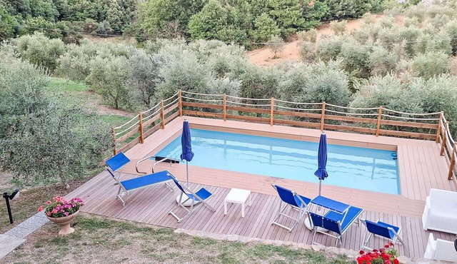 Stunning private villa for 9 guests with A/C, private pool, WIFI, TV, patio and pets allowed