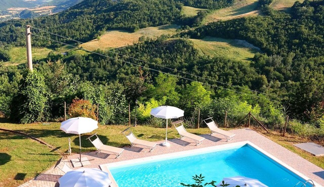 Stunning private villa with WIFI, private pool, TV, terrace and panoramic view, close to Urbino