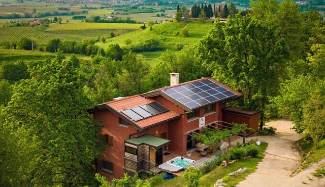 Stunning private villa with WIFI, A/C, hot tub, TV, terrace, pets allowed and panoramic view