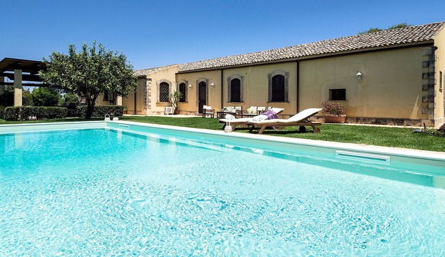 Stunning private villa for 8 people with A/C, WIFI, private pool, TV and terrace