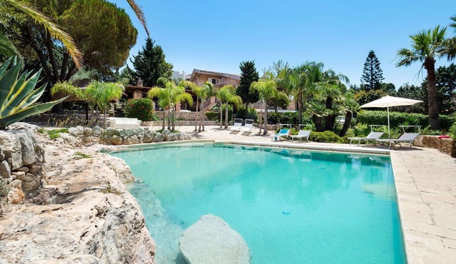 Stunning private villa for 10 guests with WIFI, private pool, A/C, TV and terrace
