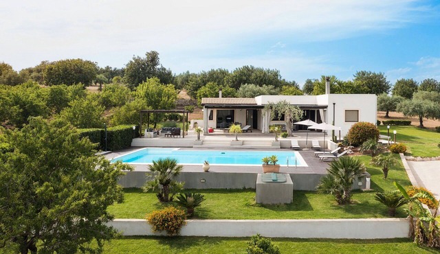 Stunning private villa for 4 people with A/C, private pool, WIFI, TV, terrace and panoramic view