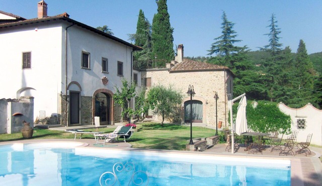 Stunning villa for 2 guests with pool, TV and patio