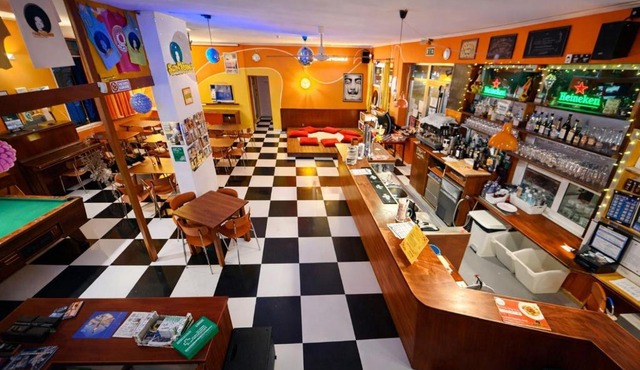 Sunflower Beach Backpacker Hostel & Bar
