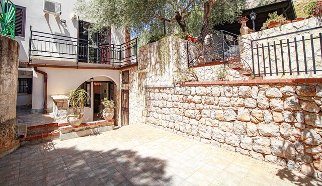 Teatro Apartments Mondello whole independent accommodation free parking