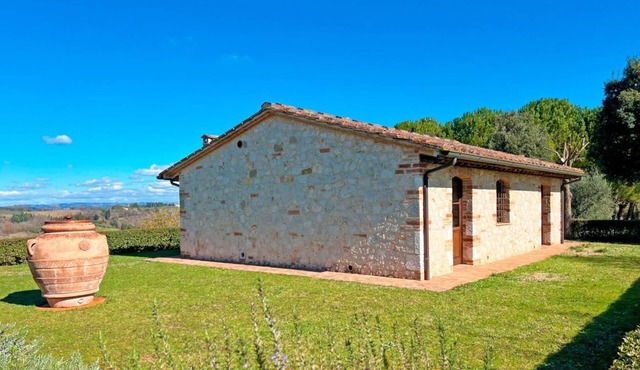 The independent Capannina on the Tuscan hills