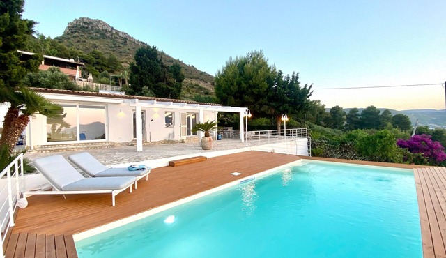Villa 'Ballerina Bianca' with Private Pool, Wi-Fi and Air Conditioning