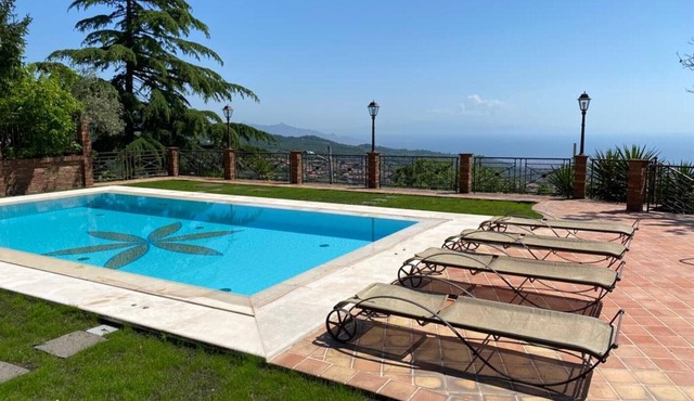 Villa 'Carlotta' with Sea View, Wi-Fi and Air Conditioning