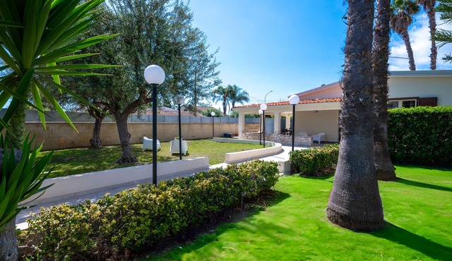 VILLA CARMELA ARENELLA: in a quiet and comfortable setting 800 meters from the sea