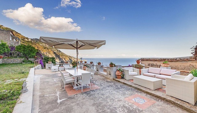 Villa Ciondolo: A bright and elegant independent house which faces the sun and the sea, with Free WI-FI.