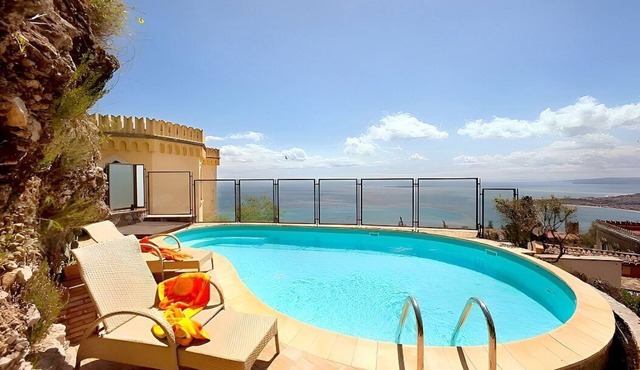 Villa Doride Grande: An elegant and welcoming three-story residence which faces the sun and the sea, with Free WI-FI.