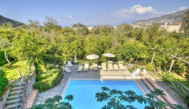 Villa Fillide D: A charming apartment that covers the entire ground floor of a villa surrounded by a lemon and orange garden, with Free WI-FI.