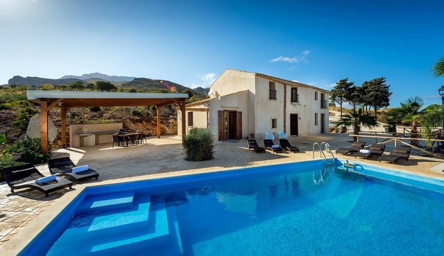 Villa in Sicily near Guidaloca Bay