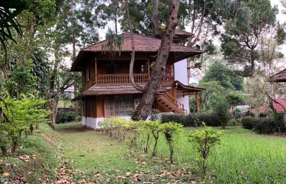Villa Kayu Puncak by Henny Ariastoeti