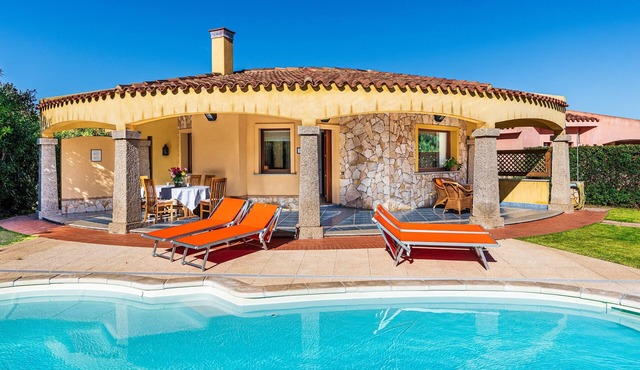 Villa 'Levante' with Private Pool, Wi-Fi and Air Conditioning