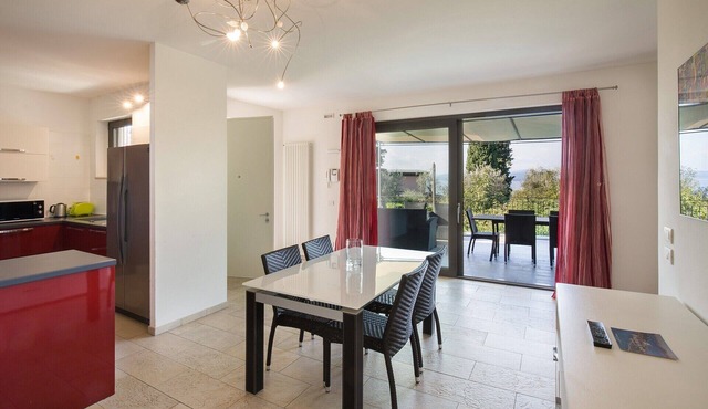 Villa Loncrino: Spacious Ground Floor with Patio, Garden and Pool