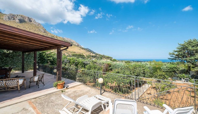 Villa Noemi seaview and beautiful garden. Unforgettable holiday!