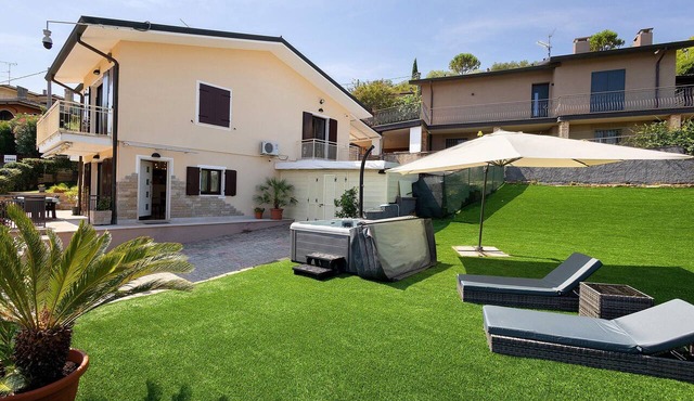 Villa on Lake Garda: Outdoor Spa and Private Garden