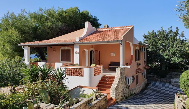 VILLA PLEMMYRIA. Semi-detached villa immersed in the greenery of the Plemmirio Marine Protected Oasis
