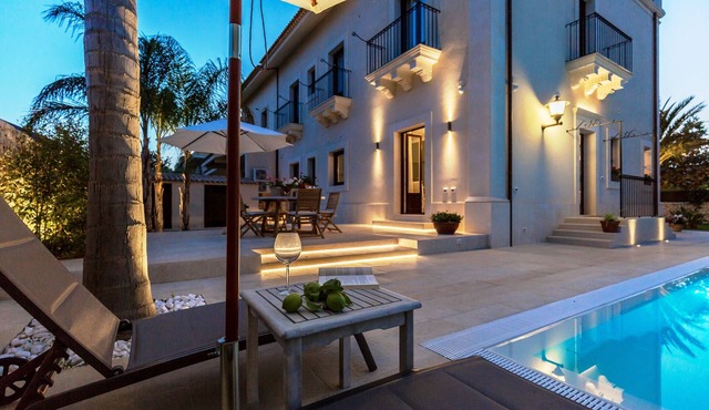 Villa Raphael, luxury property with swimming pool and sea view