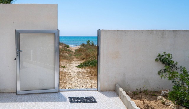 Villa Rosa with Sea Access, Hot Tub and Air Conditioning, Pet-Friendly