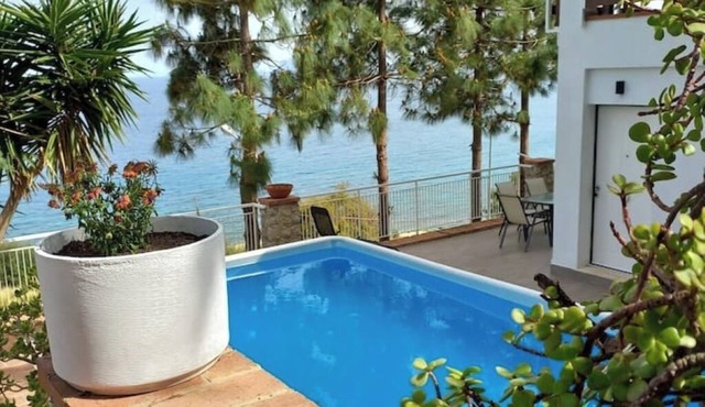 Villa's apartment on the beach, swimming pool A/C
