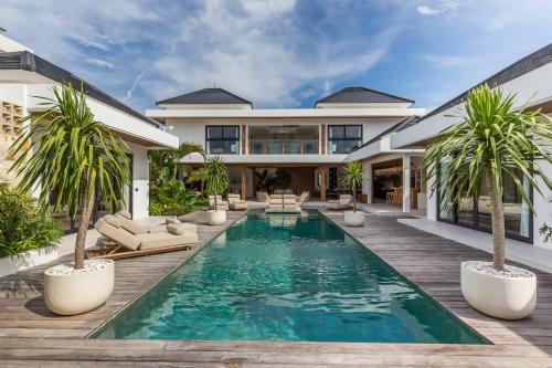 Villa Selena Space Luxury 4BR 15m Pool BBQ Staffed