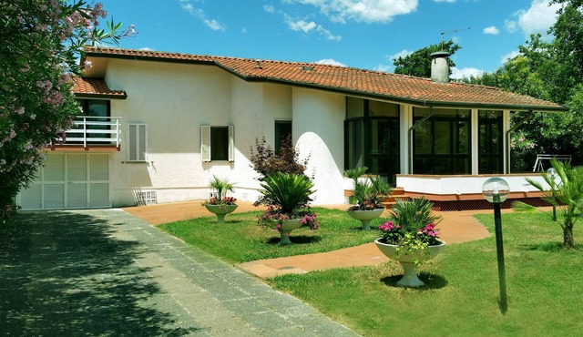 Villa surrounded by greenery, 10 minutes from Forte dei Marmi and Viareggio. 3 km