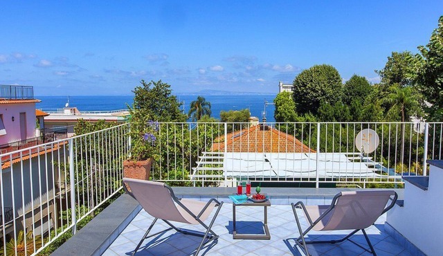 Villa Tiara: A spacious four-story villa situated in a quiet location, a few minutes from the town center, with Free WI-FI.