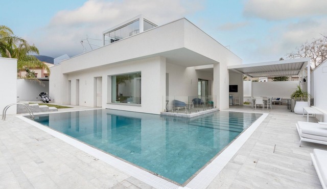 Villa 'Tritone' with Sea View, Wi-Fi and Air Conditioning