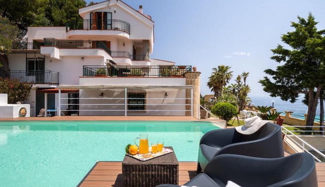 Villa vista mare con piscina privata a Mondello