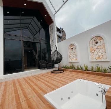 Villa with jacuzzi, Damar Ningrum 5