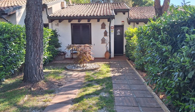 Villa with private garden and pool use